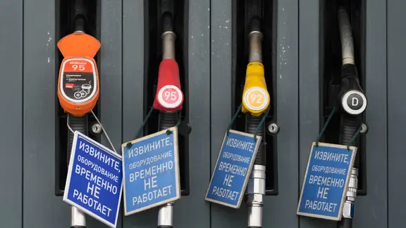 Gesperrte Zapfpistolen an einer russischen Tankstelle