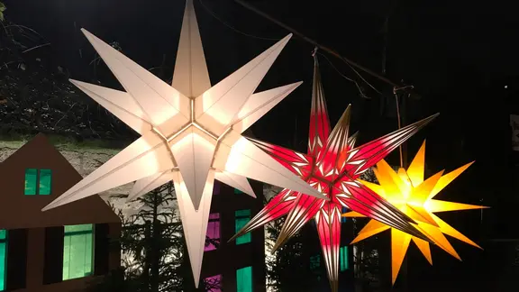 Herrnhuter Sterne und Co.: Traditioneller Lichterglanz zur Weihnachtszeit |  mdr.de