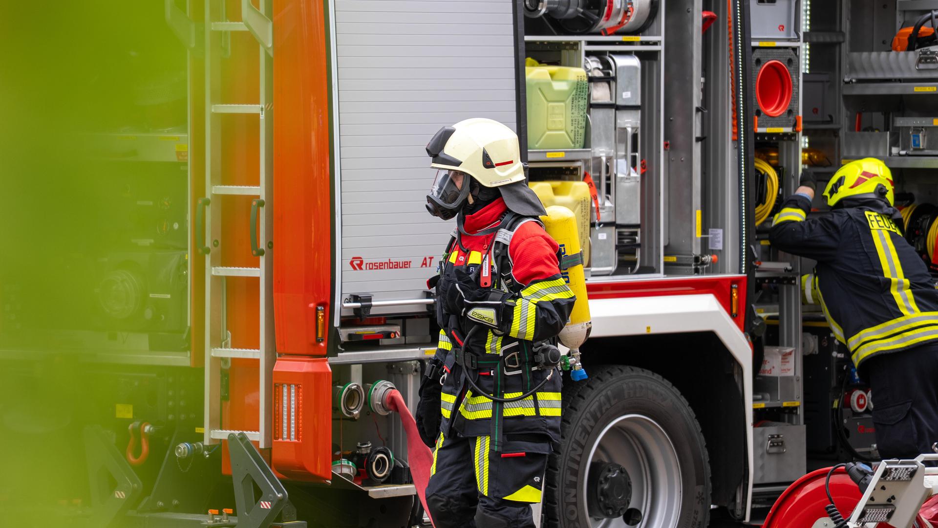Eichenbarleben: Bis zu 20 Autos bei Brand beschädigt