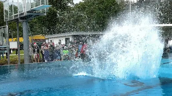 Eine Wasserfontäne nach einer Arschbombe