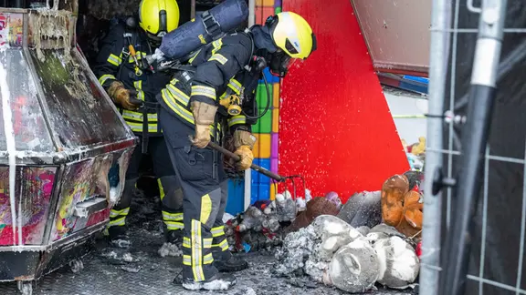 Feuerwehrleute löschen Glutnester