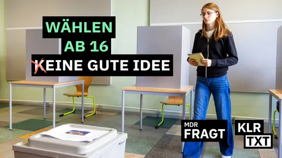 Eine Schülerin läuft von einer Wahlkabine zu einer Wahlurne.