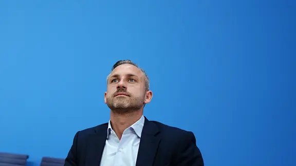 Ulrich Siegmund, AfD-Spitzenkandidat in Sachsen-Anhalt, sitzt in der Bundespressekonferenz. 