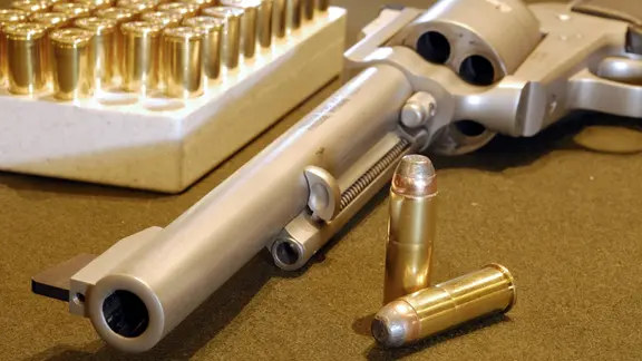 Ein Revolver im Kaliber 44 Magnum mit Munition.