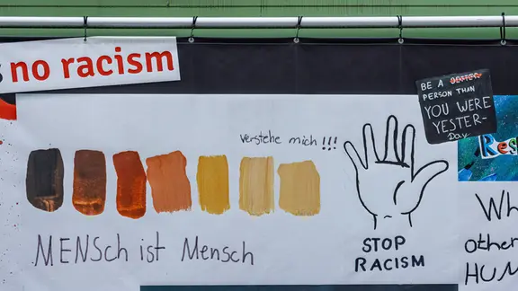 Plakate gegen Rassismus an einer Schule in München. 