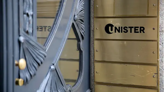 Das Firmenschild von Unister hängt am 18.07.2016 neben der Eingangstür zum Firmensitz in Leipzig 