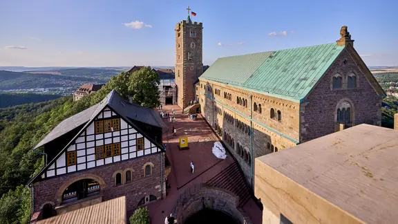 Blick vom Südturm der Wartburg in Eisenach auf Palas und Burghof mit Vorratshaus