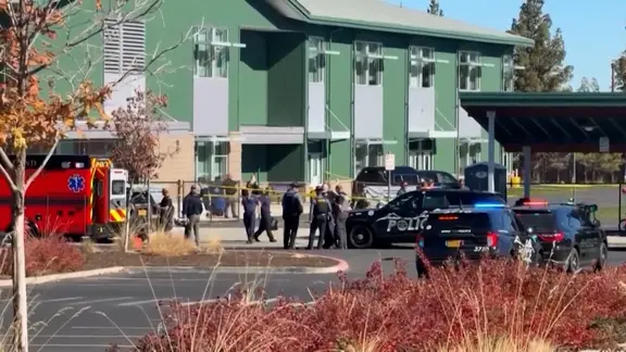 Etliche Polizeifahrzeuge und Polizisten sperren eine Grundschule im nordwestlichen US-Bundesstaat Oregon ab.
