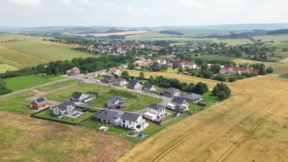 Ein kaltes Nahwärmenetz versorgt diese Häuser mit Wärme.