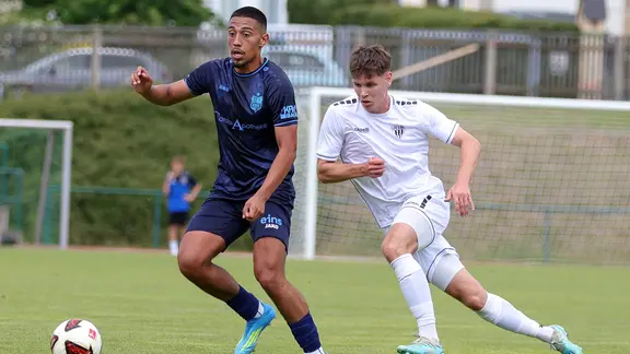 Der Chemnitzer Amadeus Zamora Gonzalez (li.) im Duell mit Nicolas Pfarr