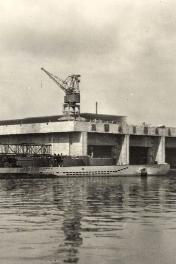 U 69 läuft vor U-Boot-Bunker St. Nazaire ein