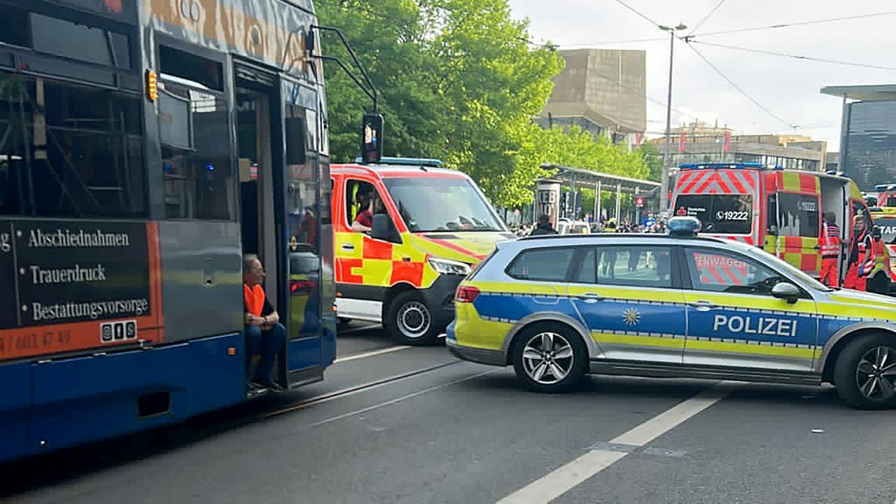 Auto fährt in Leipzig in Menschenmenge