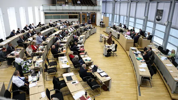 Ein Plenarsaal eines Parlaments.