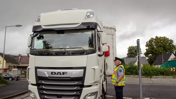 Polizei kontrolliert, dass LKW vor der A4-Baustelle bei Wilsdruff nicht verbotene Schleichwege nehmen. 