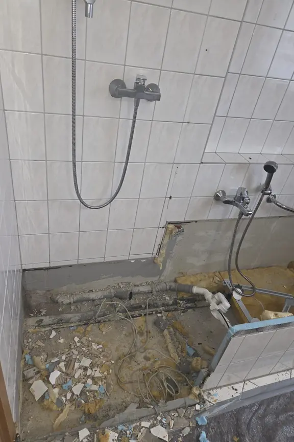 Bauarbeiten an der Badewanne bei Sindy