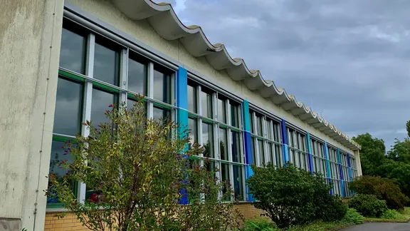 (MB) Schwimmhalle von außen