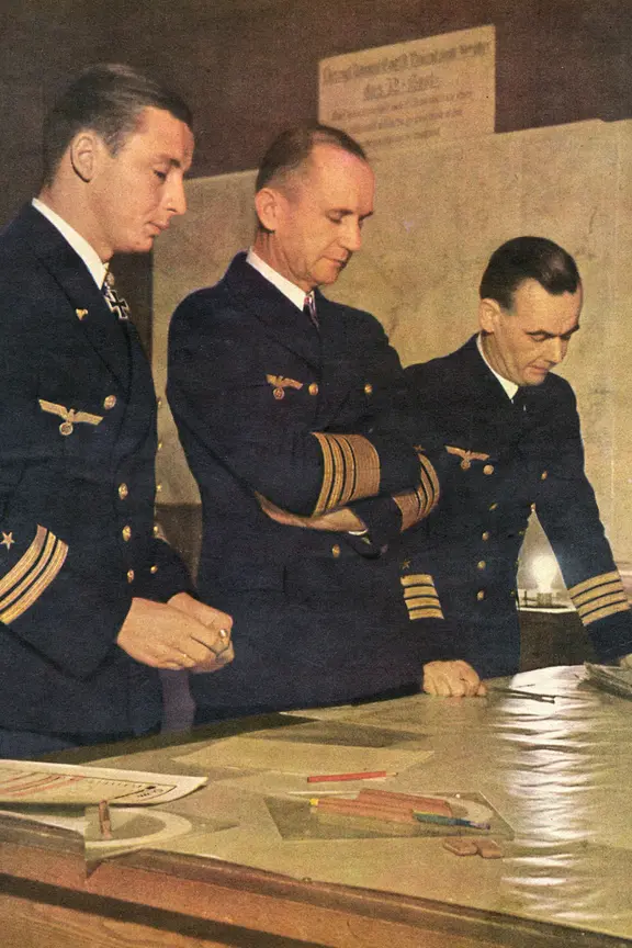Großadmiral Karl Dönitz am Kartentisch 1943