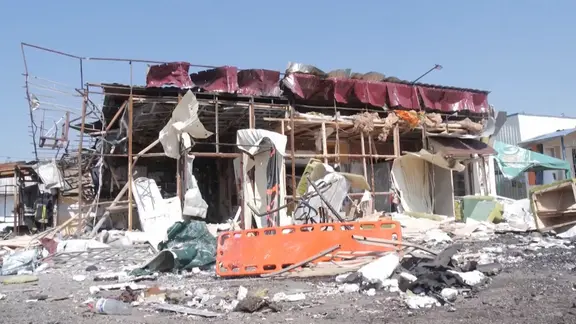 Ein Haus ist nach einem Raketenangriff stark zerstört. Der russische Luftangriff traf einen Ort im Osten der Ukraine in der Region Charkiw. 