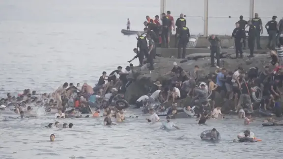 Menschen kommen aus dem Meer gekaufen, Klippe, oben Polizei, Ceuta