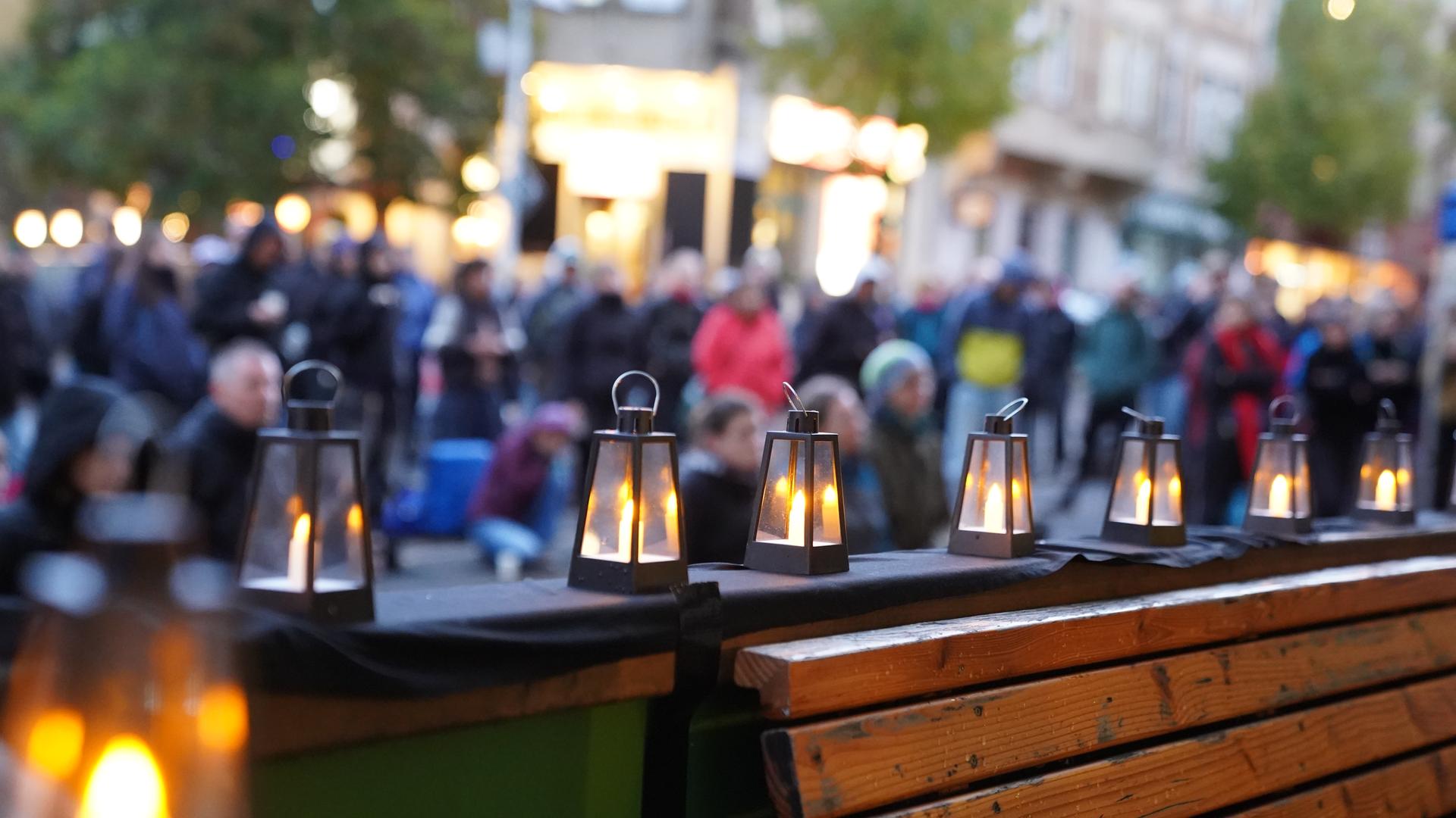 Am Abend vor dem Gedenktag haben sich vor dem ehemaligen Döner-Imbiss gegeben, in dem Kevin S. erschossen wurde, Hunderte Menschen versammelt. | MDR/Fabian Brenner