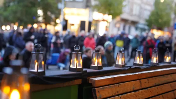 Am Abend vor dem Gedenktag haben sich vor dem ehemaligen Döner-Imbiss gegeben, in dem Kevin S. erschossen wurde, Hunderte Menschen versammelt.