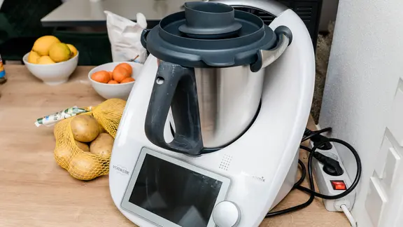 Vorwerk Thermomix Küchenmaschine zum Kochen, Mixen und Garen in einer Küche.