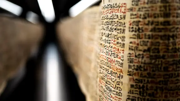 Zur ARTE-Sendung "Magie & Medizin - Die Geheimnisse des Papyrus Ebers", Replik des Papyrus Ebers: Der Film erzählt die fast vergessene Geschichte eines königlichen Schreibstoffes, der jahrtausendealtes Wissen zugänglich und heute anwendbar macht.
© MDR/André Straub