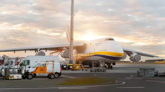 Eine Antonow-Frachtmaschine am Flughafen Leipzig/Halle