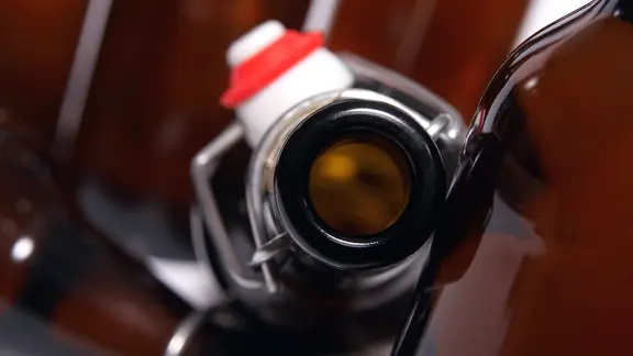 Plopp: Kann eine Bierflasche lauter sein als eine Flugzeugturbine?
