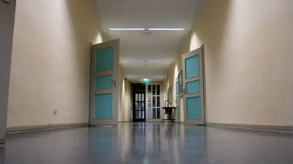 Leerer Flur einer Schule.