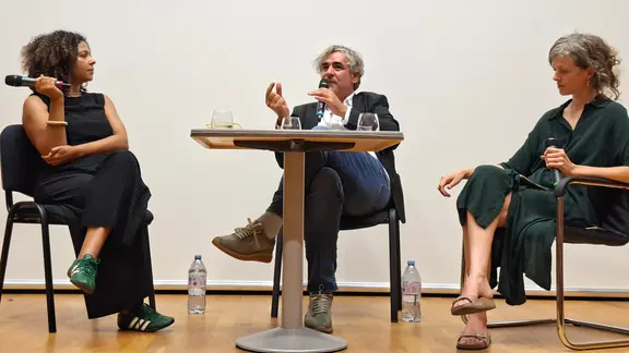 Die Journalisten Jackie Thomae, Deniz Yücel und Lydia Jacobi (v.l.) sitzen auf einer Bühne.