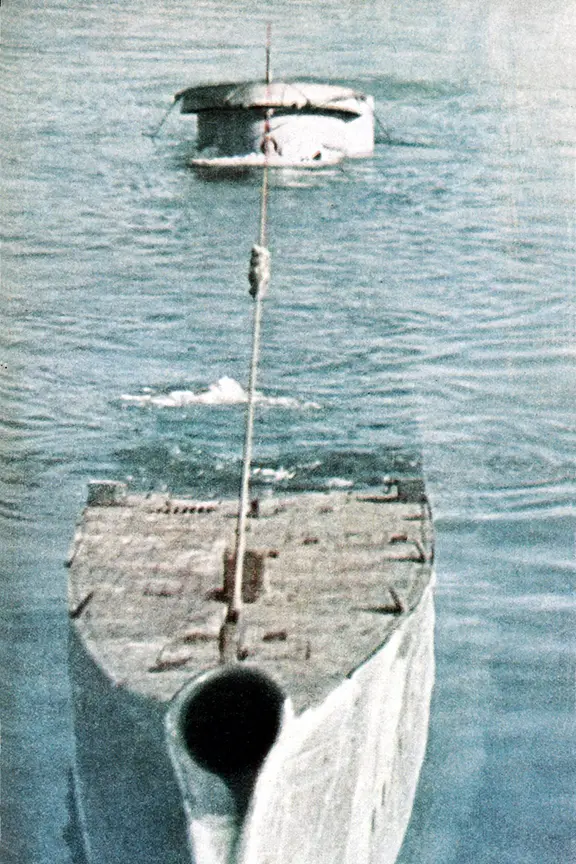 Bug eines auftauchenden deutschen U-Bootes vermutlich 1942