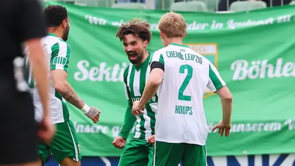 Im Fußballspiel BSG Chemie Leipzig gegen FC Eilenburg , freuen sich (v. l.) Stanley Ratifo (30, Chemie), Torschütze Nils Lihsek (23, Chemie) und Tim Hoops (2, Chemie).