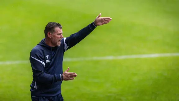 Carl Zeiss Jenas Trainer Marco Grote gibt während eines Spiels Anweisungen. 
