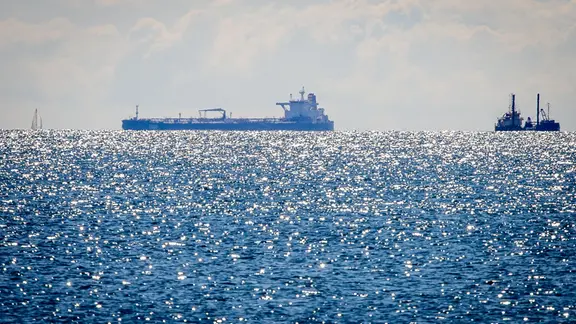 Archivbild 2025: Vom deutschen Zoll eingezogener russischer Öltanker "Eventin" vor Rügen