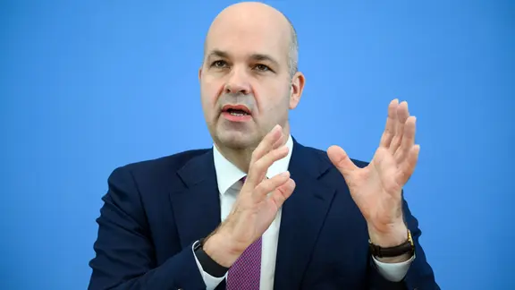 Marcel Fratzscher, Präsident des Deutschen Institutes für Wirtschaftsforschung (DIW), äußert sich in der Bundespressekonferenz zur Belastung einkommensschwacher Haushalte durch die steigende Inflation.