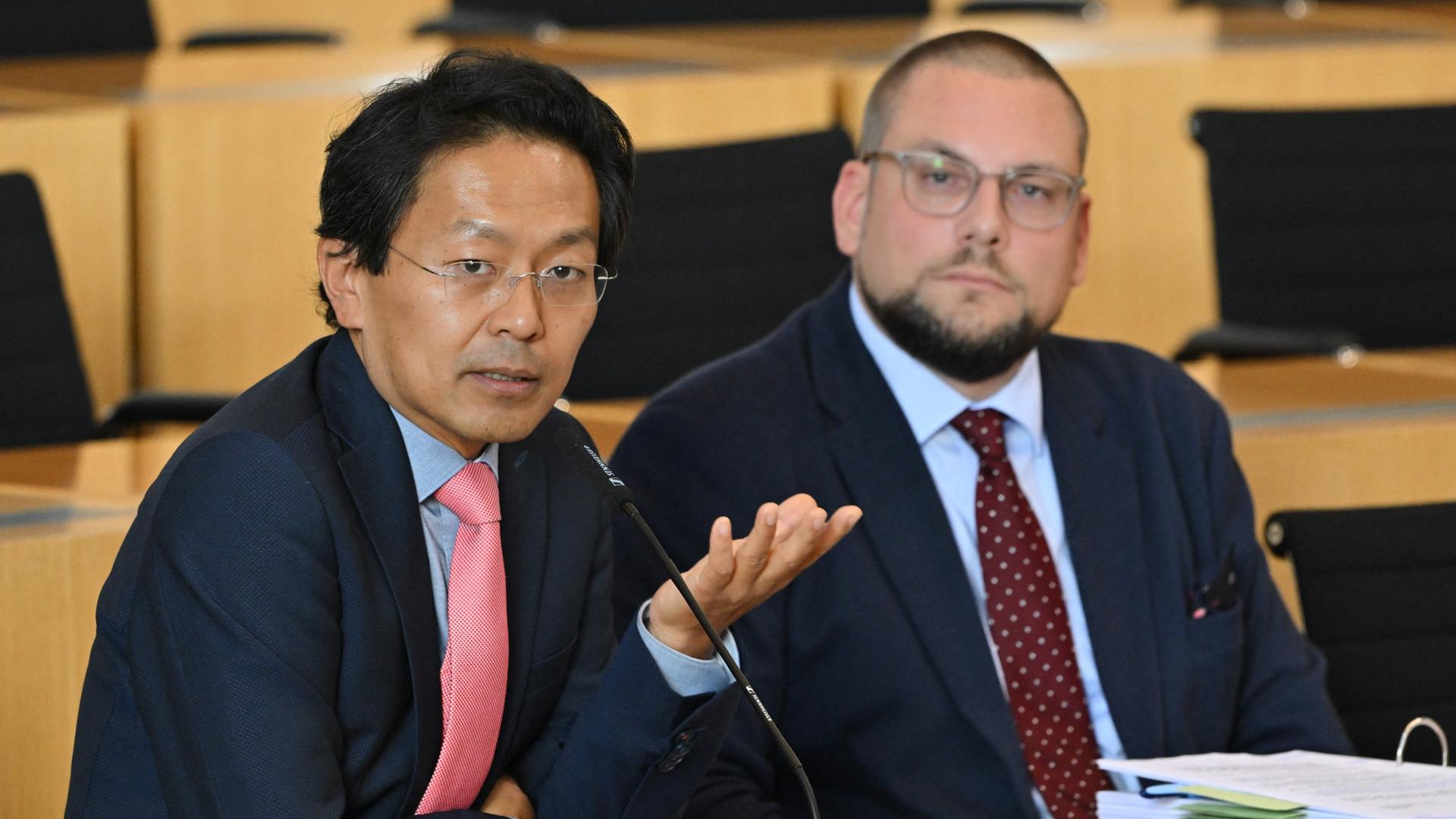 Chan-Jo Jun (l), Rechtsanwalt, und Christian Conrad (r), Rechtsanwalt | picture alliance/dpa | Martin Schutt