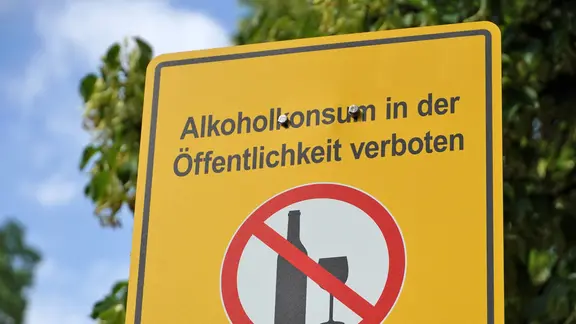 Ein Schild zeigt die Aufschrift "Alkoholkonsum in der Öffentlichkeit verboten".