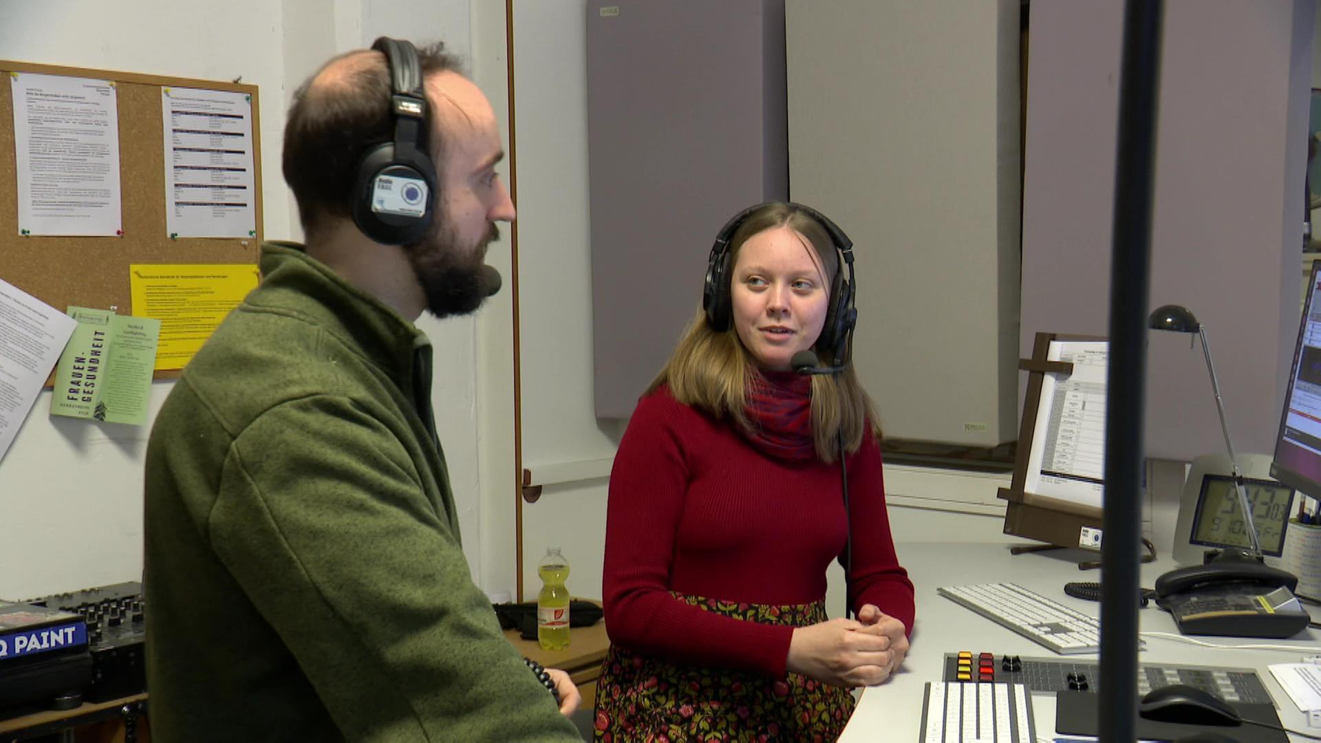 Zwei Menschen moderieren eine Radiosendung | MITTELDEUTSCHER RUNDFUNK