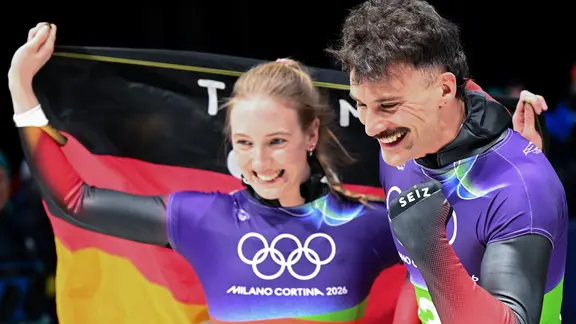 Susanne Kreher und Axel Jungk jubeln im Ziel.