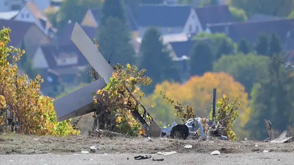 Trümmer des Flugzeugs am Berghang