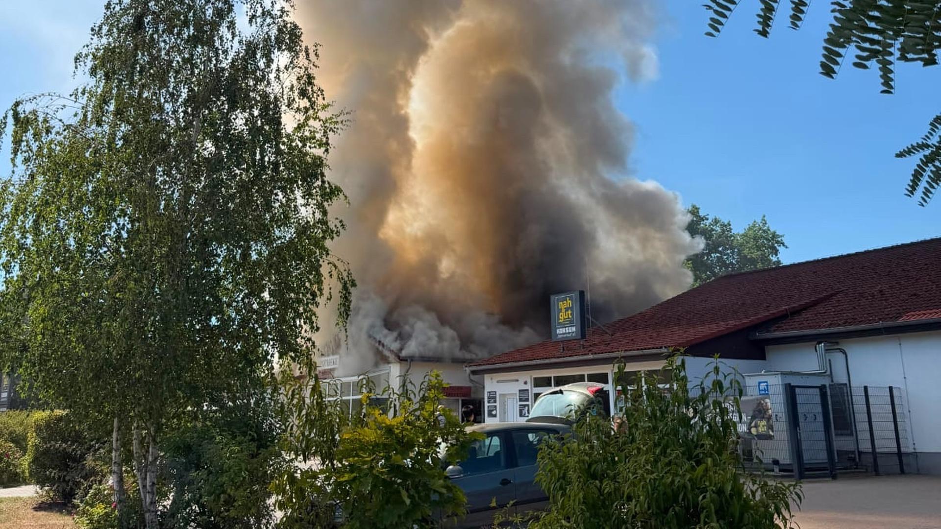 Rauch über einem brennenden Gebäude | Freiwillige Feuerwehr Uchtspringe