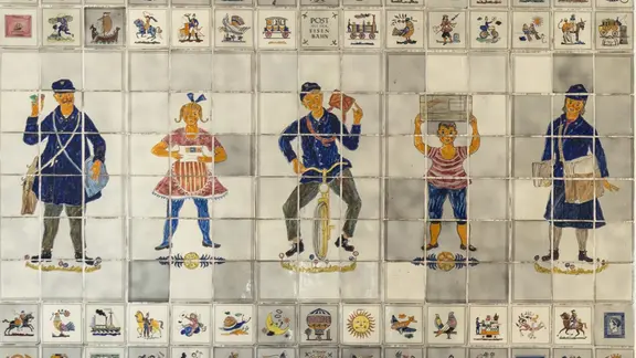 DDR-Kunst im öffentlichen Raum Dessau: bunte Kacheln mit Abbildungen von Menschen