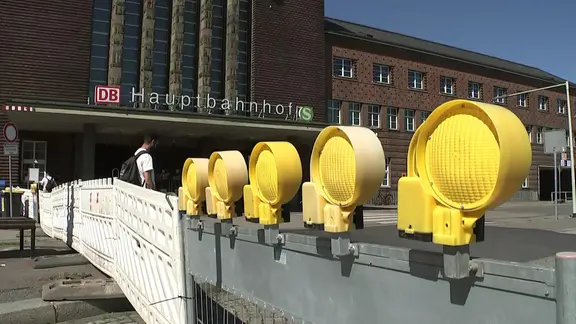 Bauabsperrung vor Bahnhofsgebäude