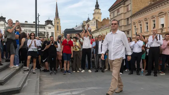 Professor Jovo Bakić schreitet beim Wahlkampfauftakt der Studentenliste in Novi Sad (Serbien) zur Bühne