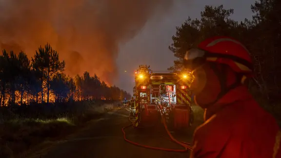 Brände in Frankreich: Feuerwehrleute der Marins Pompiers de Marseille und Freiwillige bekämpfen am Dienstag, den 28. Juli 2026, einen Brand in der Nähe von Blagon.