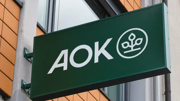 Schild der AOK-Krankenkasse