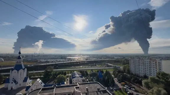 Ein Foto von Sankt Petersburg von oben. Es sind zwei große Rauchschwaden über der Stadt zu sehen.