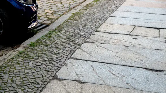 Furchen von Granatsplittern sind auf den Granitplatten eines Fußweges im Süden der Stadt zu sehen.
