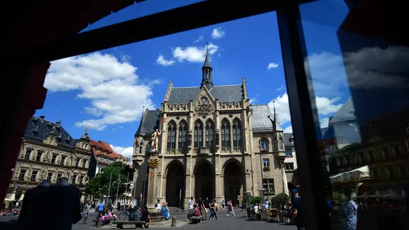 Die Sonne scheint auf den Fischmarkt mit dem historischen Rathaus der Stadt Erfurt.